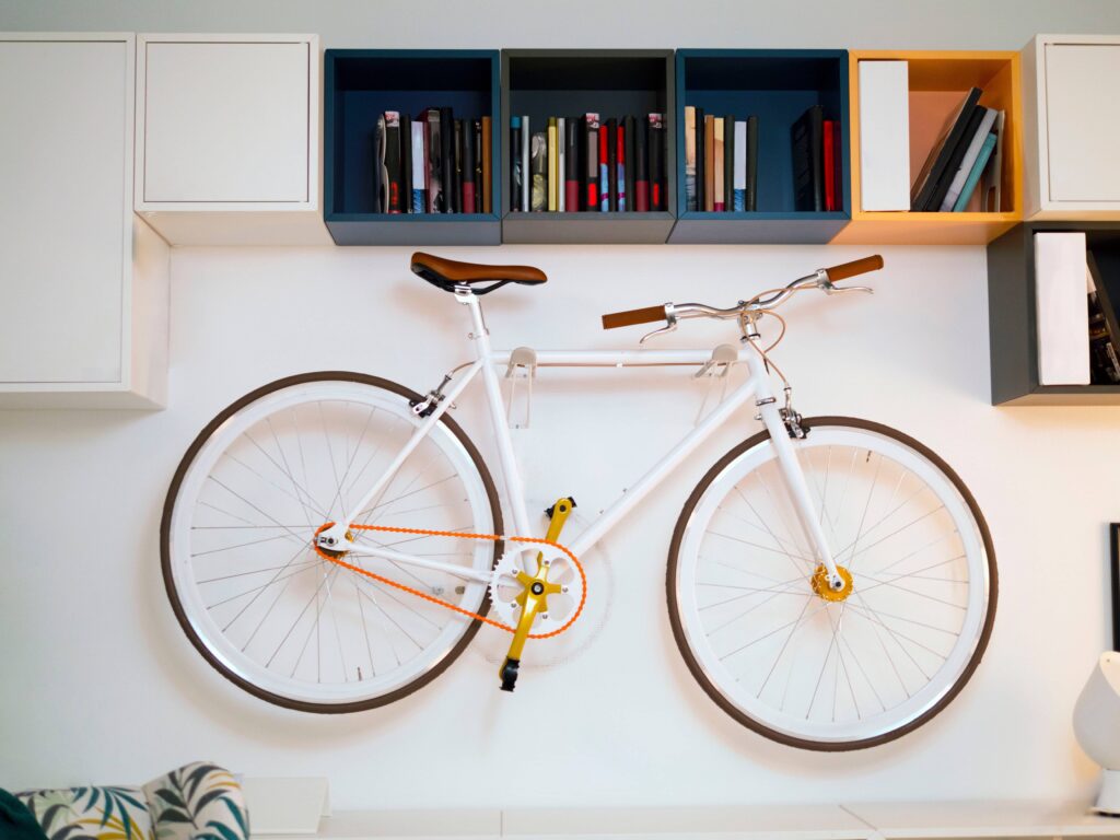 Rangement vélo appartement : stockez votre vélo avec des fixations au mur pour optimiser l'espace