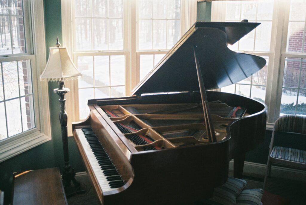 Piano dans un espace restreint de la maison