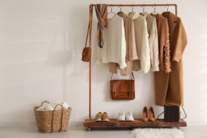 1BOX vous donne ses astuces pour savoir comment ranger ses vêtements sans armoire