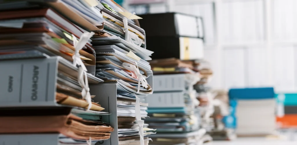 Des piles de documents à trier